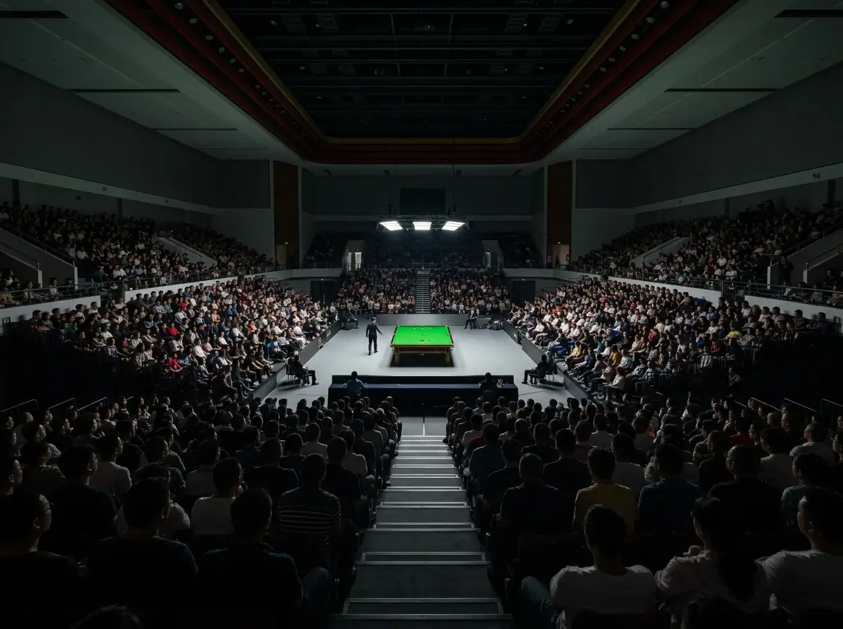 Público chino concentrado siguiendo un partido de snooker en un auditorio durante un torneo del circuito
